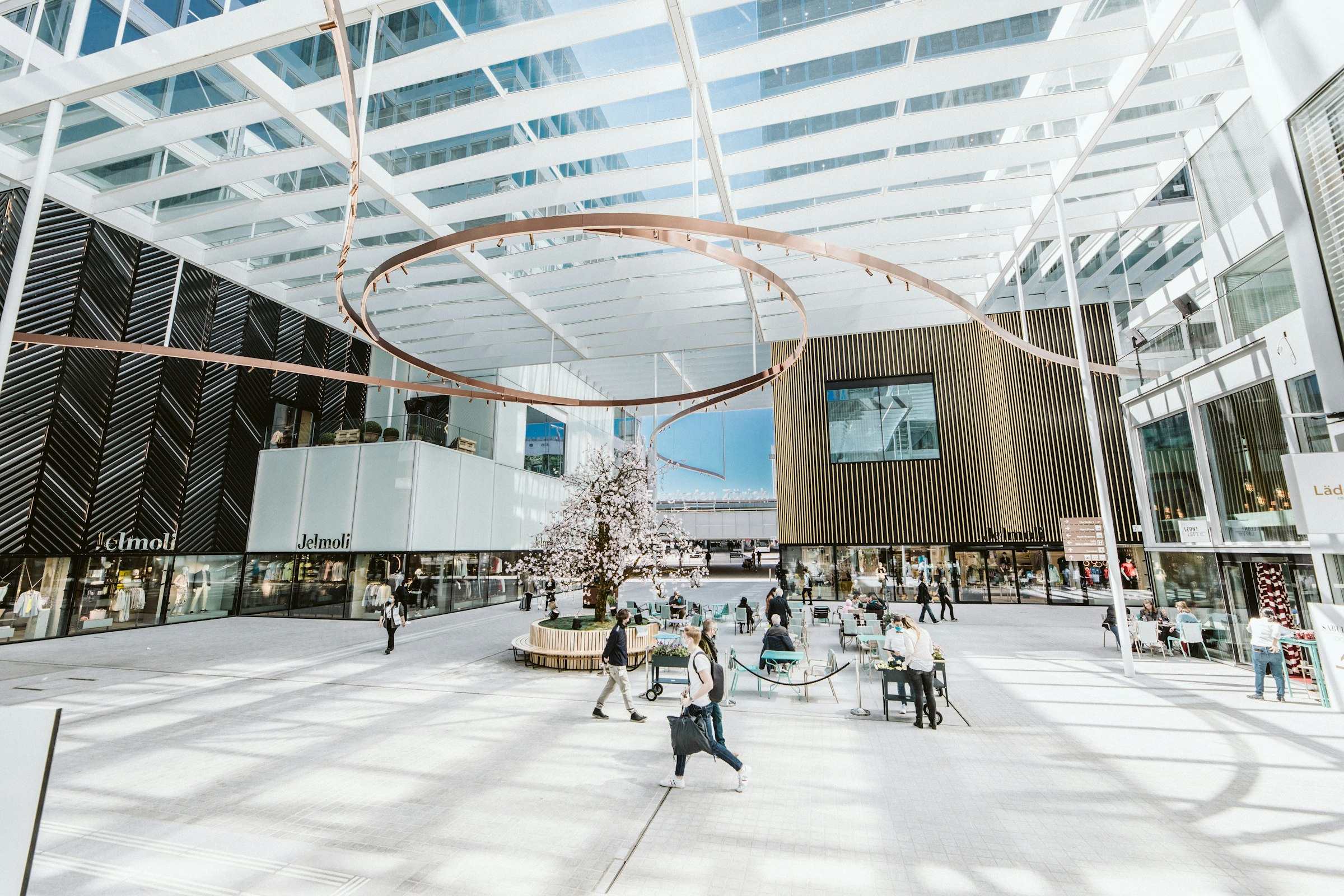 La piazza coperta di un centro commerciale contemporaneo, con le vetrine sui due lati